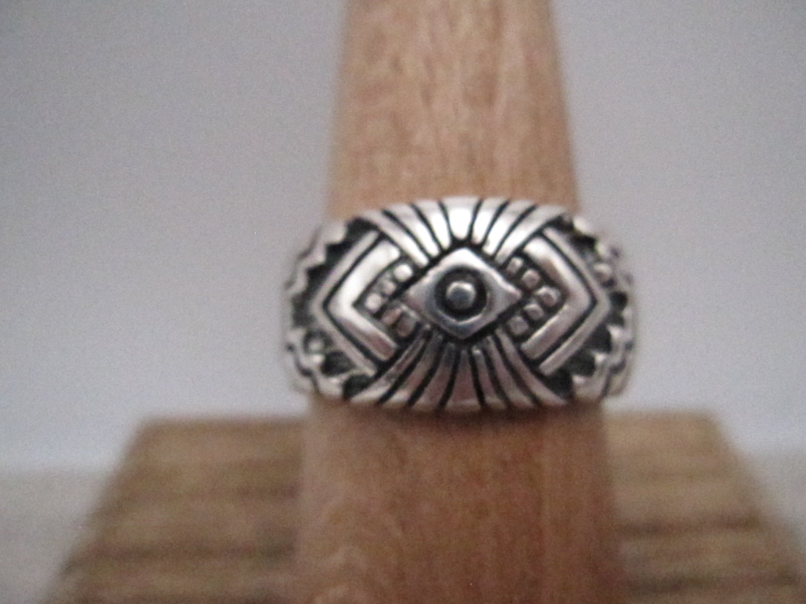 Attractive Hand Stamped Rug Vintage Native American Navajo Sterling Silver Ring Attractive Hand Stamped Rug Vintage Native American Navajo Sterling Silver Ring
